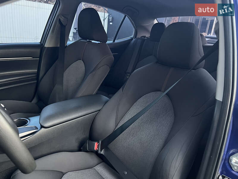 Седан Toyota Camry 2018 в Киеве