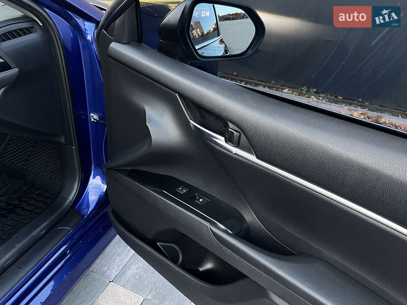 Седан Toyota Camry 2018 в Киеве