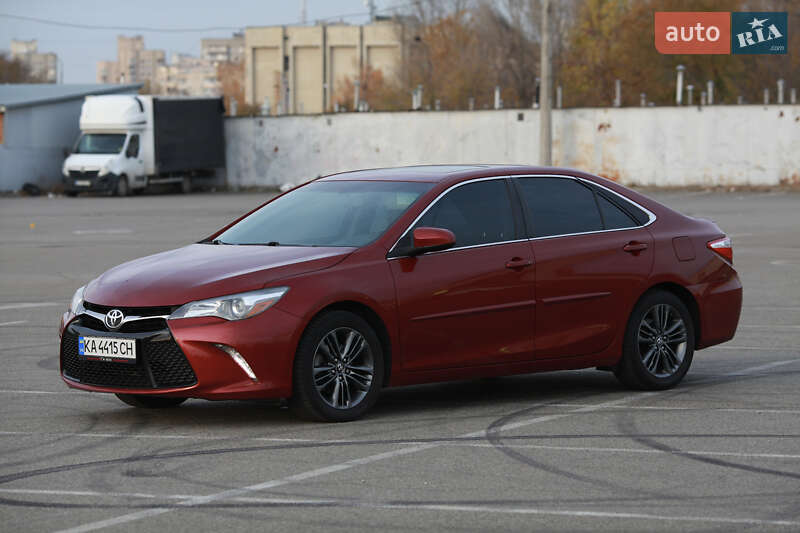 Седан Toyota Camry 2016 в Киеве