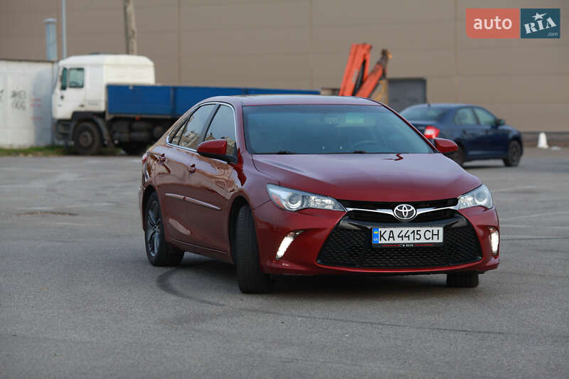 Седан Toyota Camry 2016 в Киеве