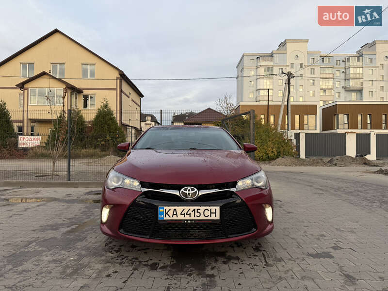 Седан Toyota Camry 2016 в Киеве