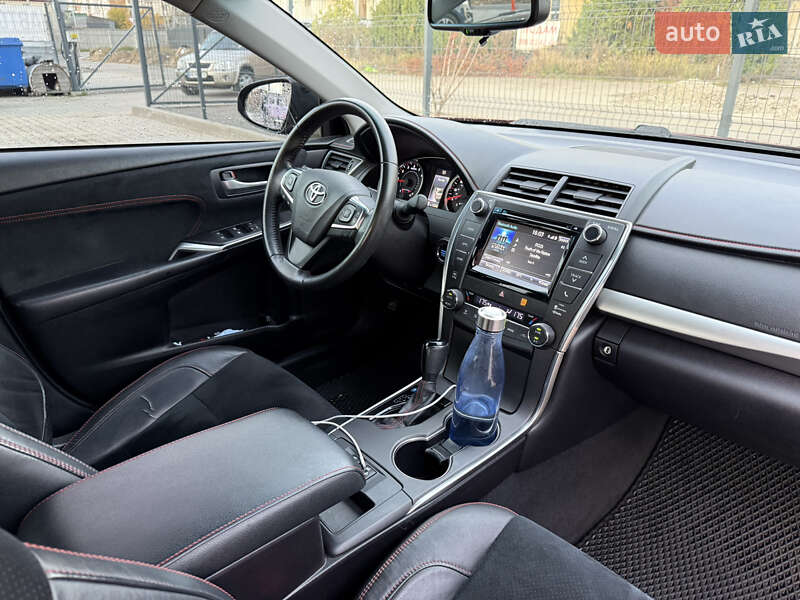 Седан Toyota Camry 2016 в Киеве