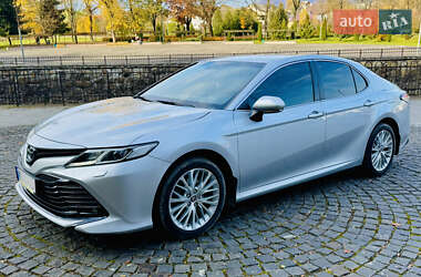 Седан Toyota Camry 2020 в Хусті