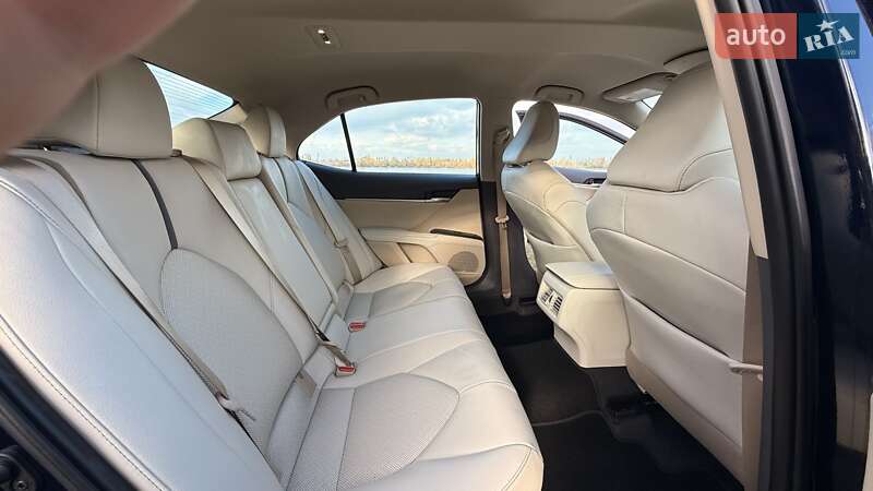 Седан Toyota Camry 2021 в Днепре