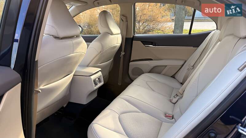 Седан Toyota Camry 2021 в Днепре