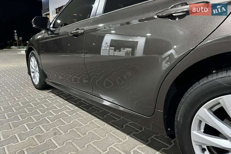 Седан Toyota Camry 2019 в Львове