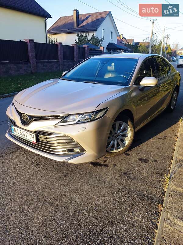 Седан Toyota Camry 2017 в Киеве