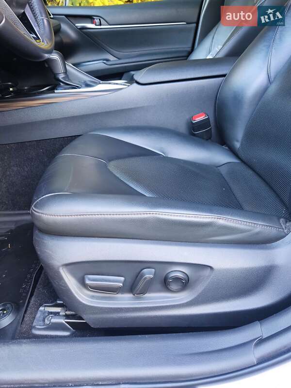 Седан Toyota Camry 2017 в Киеве