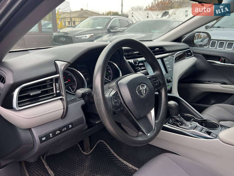 Седан Toyota Camry 2018 в Полтаві