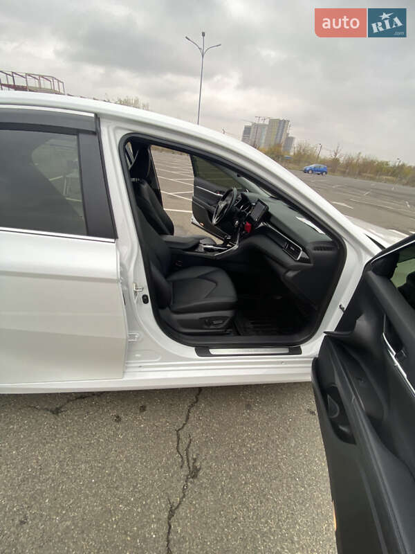 Седан Toyota Camry 2023 в Киеве