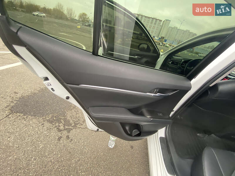 Седан Toyota Camry 2023 в Киеве