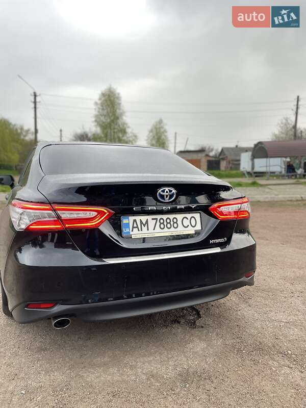 Седан Toyota Camry 2019 в Житомире