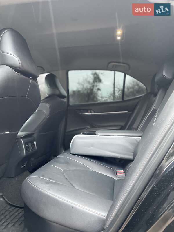 Седан Toyota Camry 2019 в Житомире