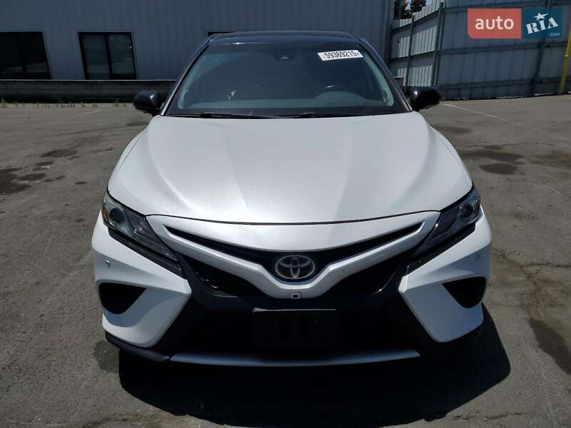 Седан Toyota Camry 2019 в Киеве