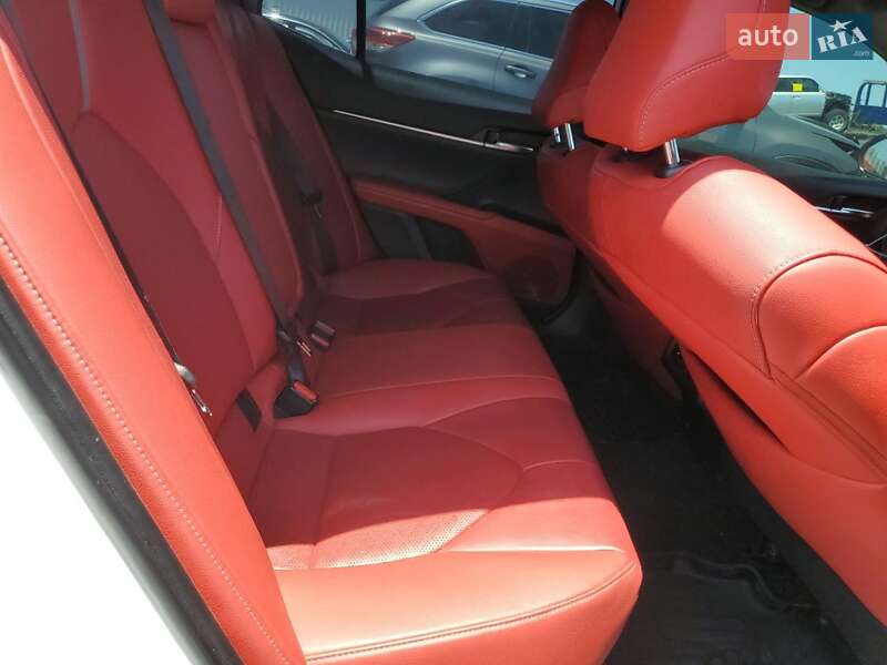 Седан Toyota Camry 2019 в Киеве