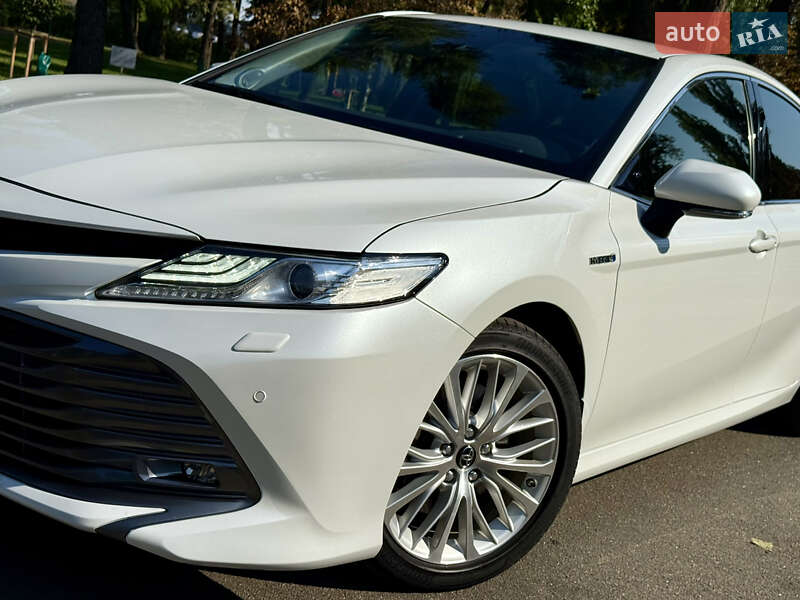 Седан Toyota Camry 2019 в Киеве