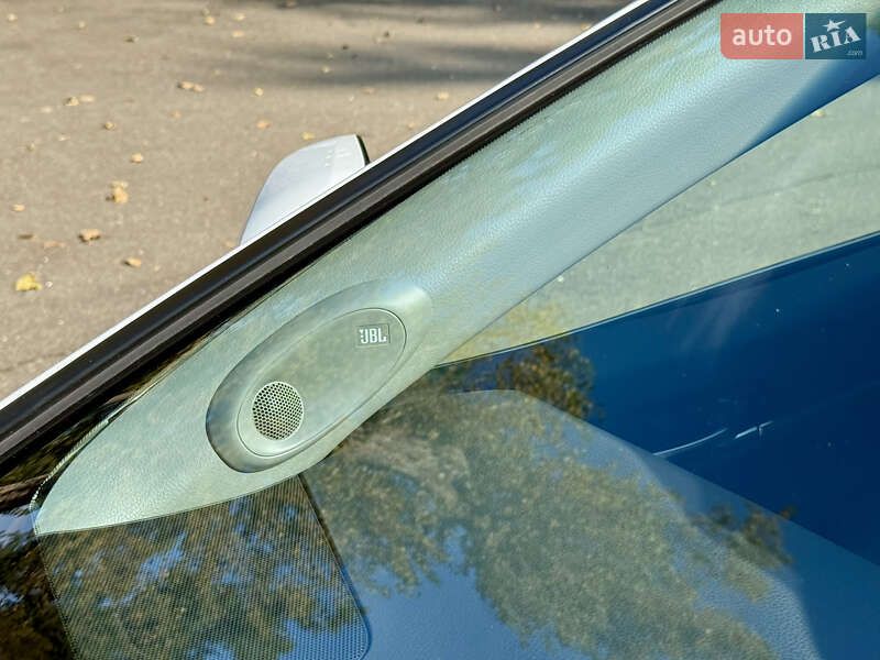 Седан Toyota Camry 2019 в Киеве