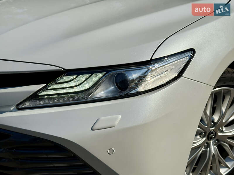 Седан Toyota Camry 2019 в Киеве