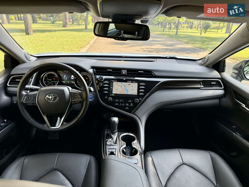 Седан Toyota Camry 2019 в Киеве