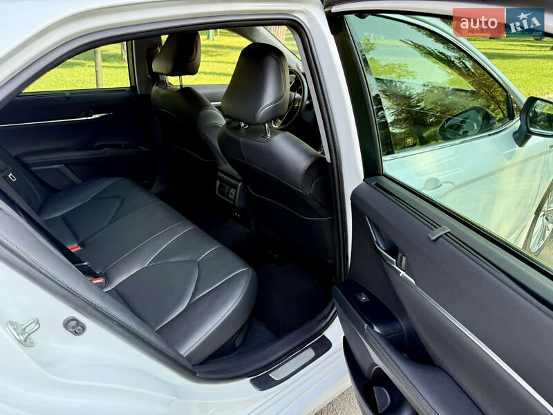 Седан Toyota Camry 2019 в Киеве