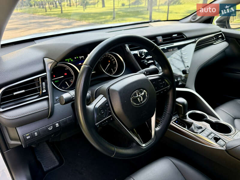 Седан Toyota Camry 2019 в Киеве