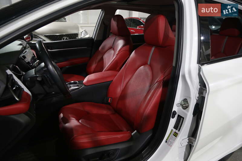 Седан Toyota Camry 2019 в Киеве