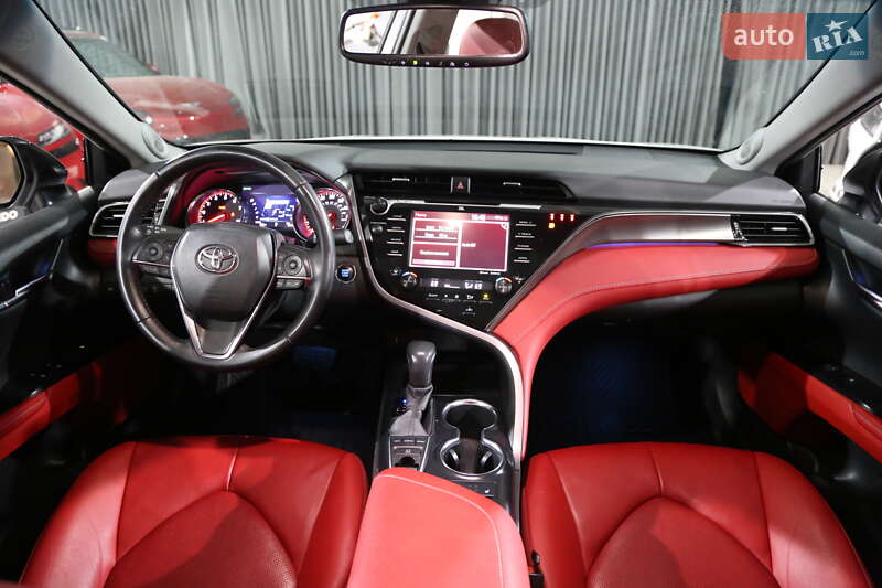Седан Toyota Camry 2019 в Киеве