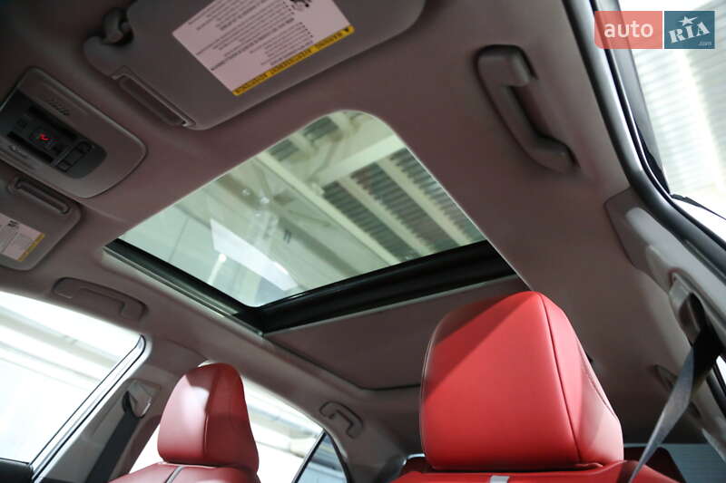 Седан Toyota Camry 2019 в Киеве