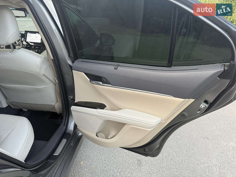 Седан Toyota Camry 2021 в Киеве