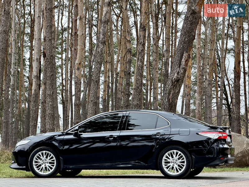 Седан Toyota Camry 2020 в Житомире
