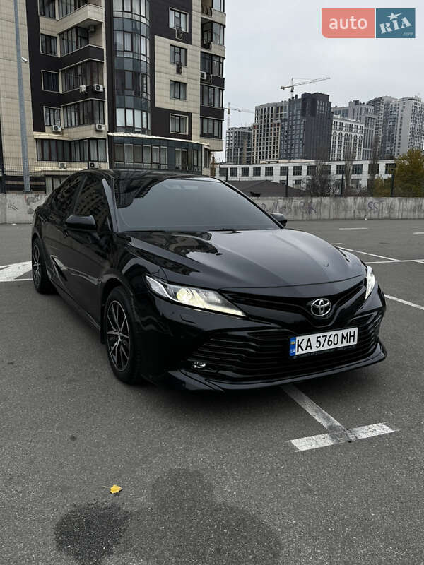 Седан Toyota Camry 2019 в Киеве