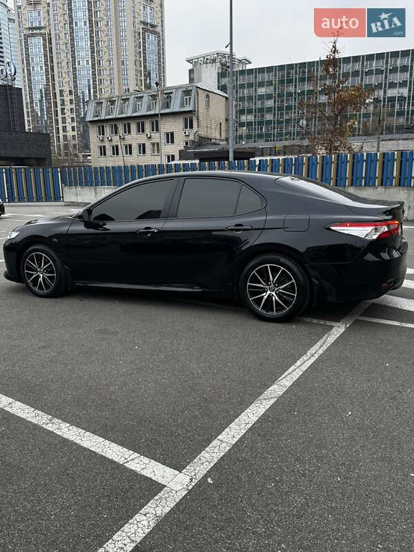 Седан Toyota Camry 2019 в Киеве