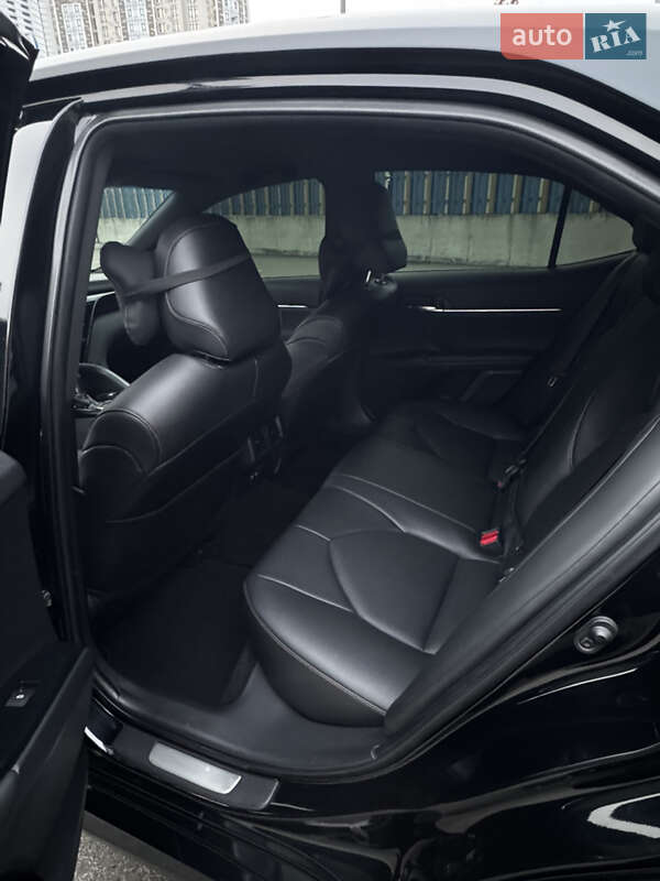 Седан Toyota Camry 2019 в Киеве