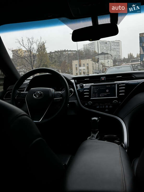 Седан Toyota Camry 2019 в Киеве