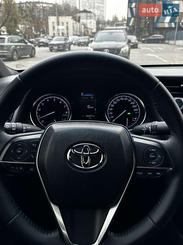 Седан Toyota Camry 2019 в Киеве