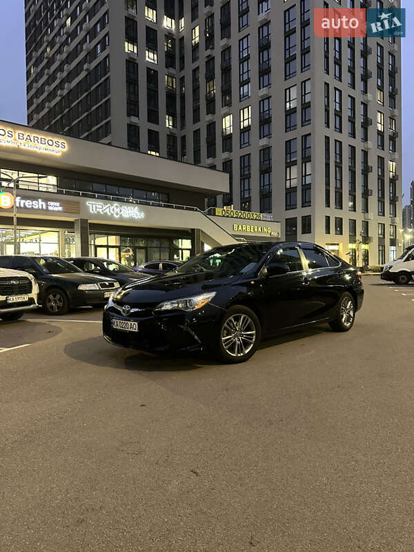 Седан Toyota Camry 2017 в Киеве