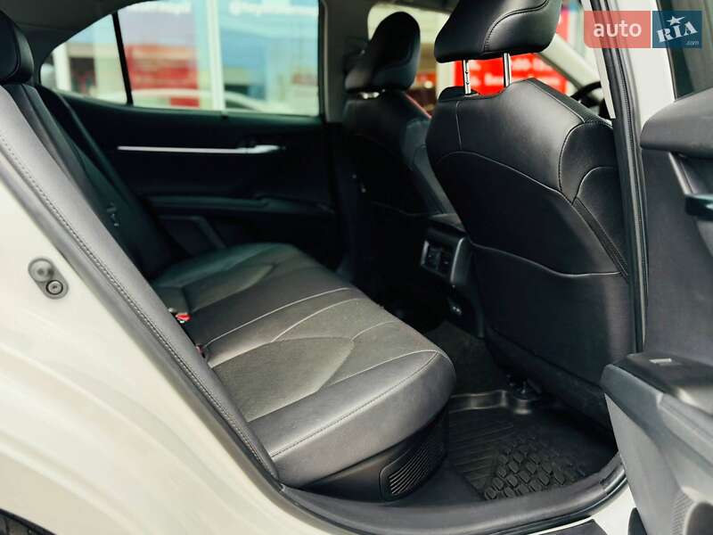 Седан Toyota Camry 2024 в Тернополі