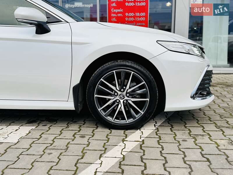 Седан Toyota Camry 2024 в Тернополі