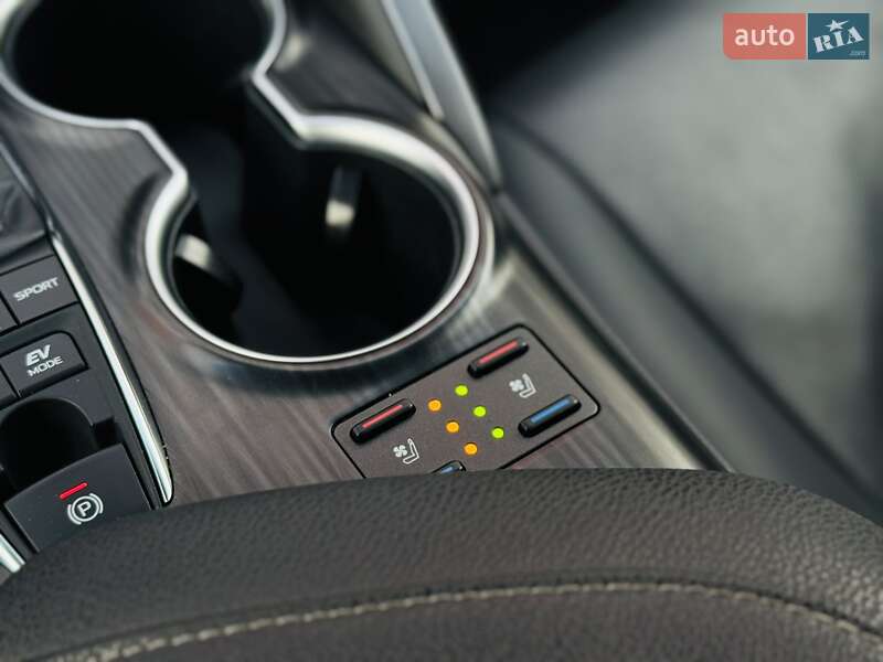 Седан Toyota Camry 2024 в Тернополі