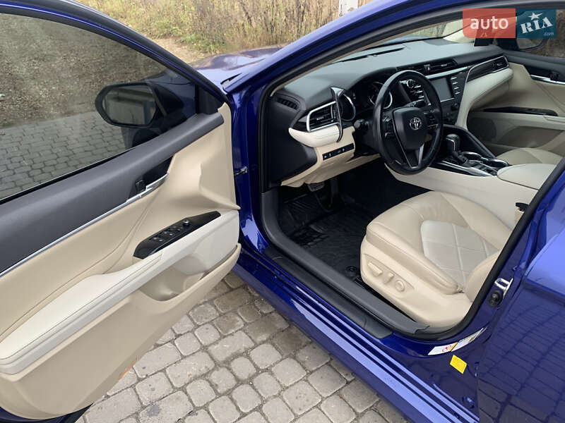 Седан Toyota Camry 2018 в Львове