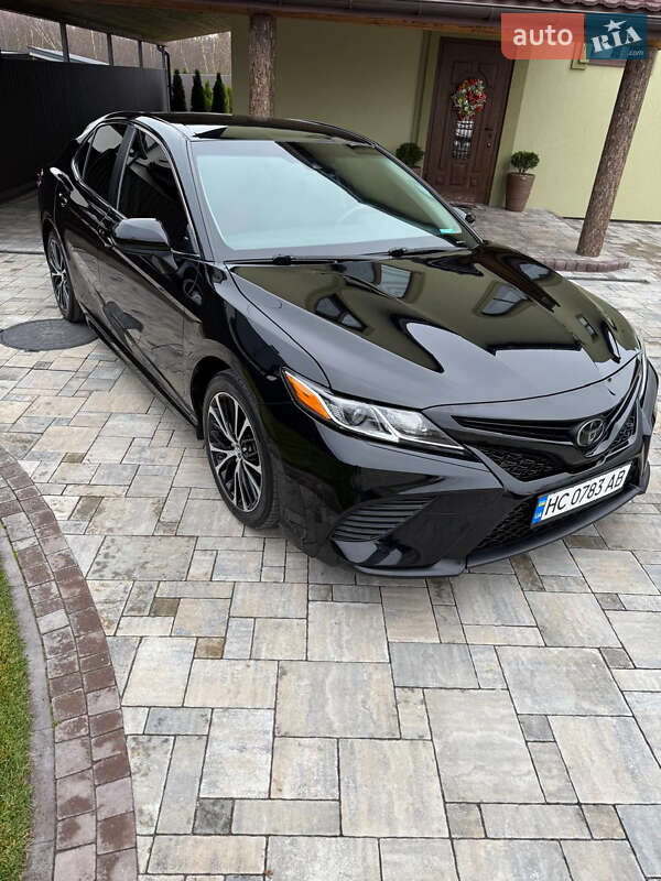 Седан Toyota Camry 2018 в Львове