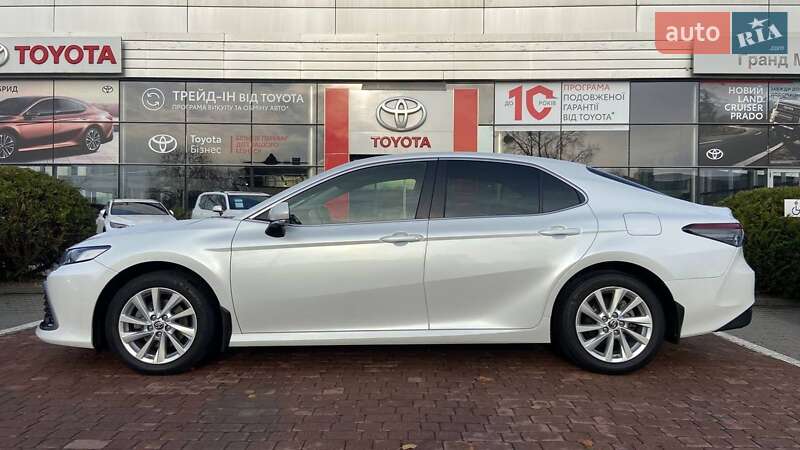 Седан Toyota Camry 2021 в Хмельницком