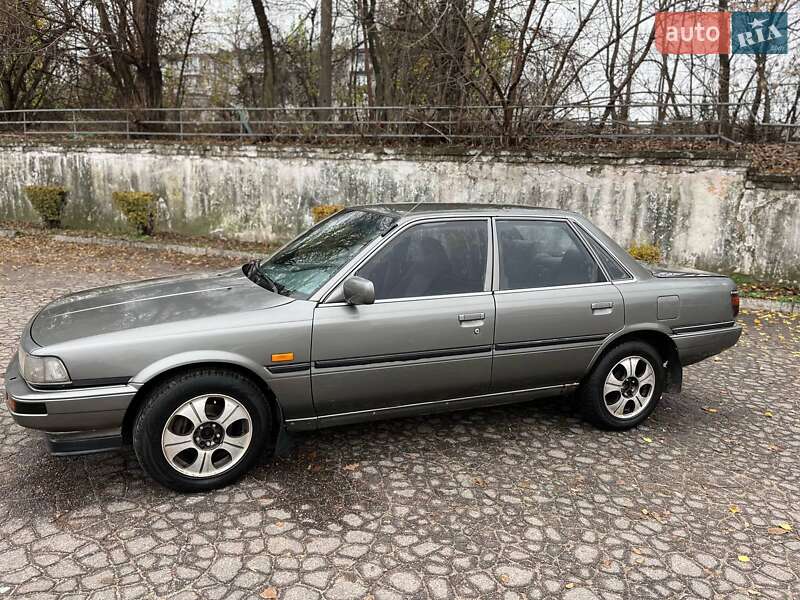 Седан Toyota Camry 1986 в Каменском
