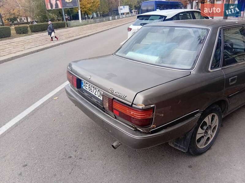 Седан Toyota Camry 1986 в Каменском