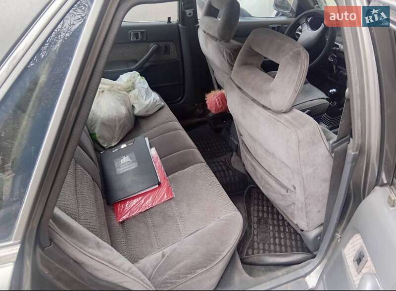 Седан Toyota Camry 1986 в Каменском