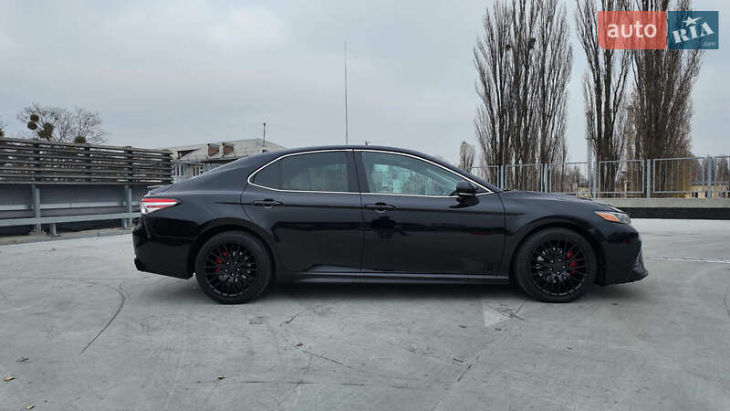 Седан Toyota Camry 2019 в Киеве