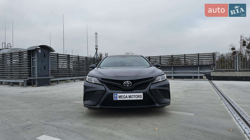 Седан Toyota Camry 2019 в Киеве