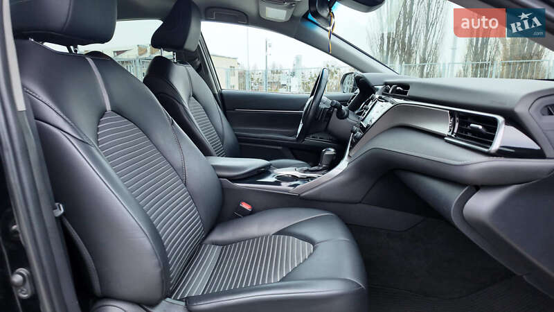 Седан Toyota Camry 2019 в Киеве