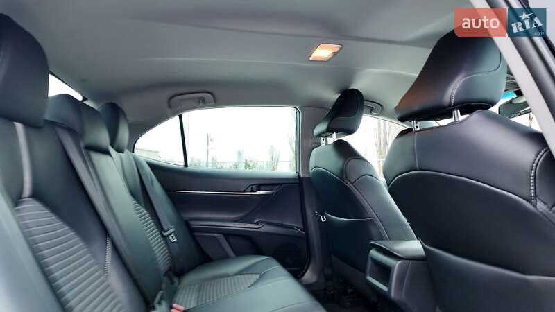 Седан Toyota Camry 2019 в Киеве