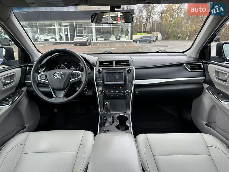 Седан Toyota Camry 2015 в Киеве